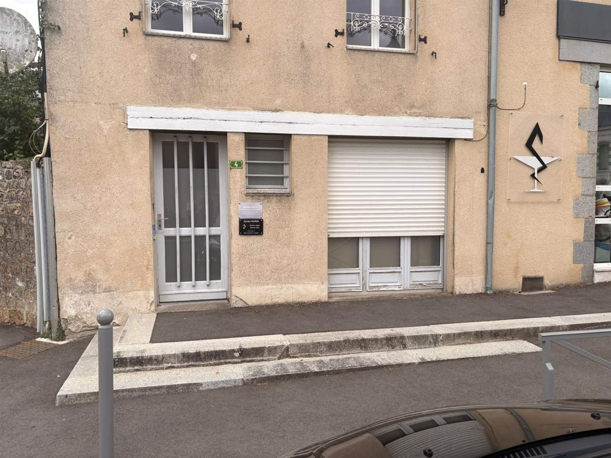 Façade du cabinet infirmier, 4 place de l'Église à Martigné-sur-Mayenne, avec la plaque professionnelle près de la porte.